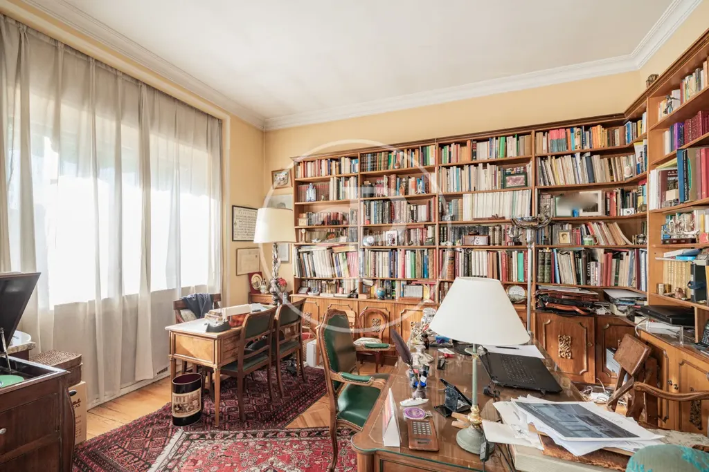 Bureau - Luxury Apartment with High Ceilings in Madrid