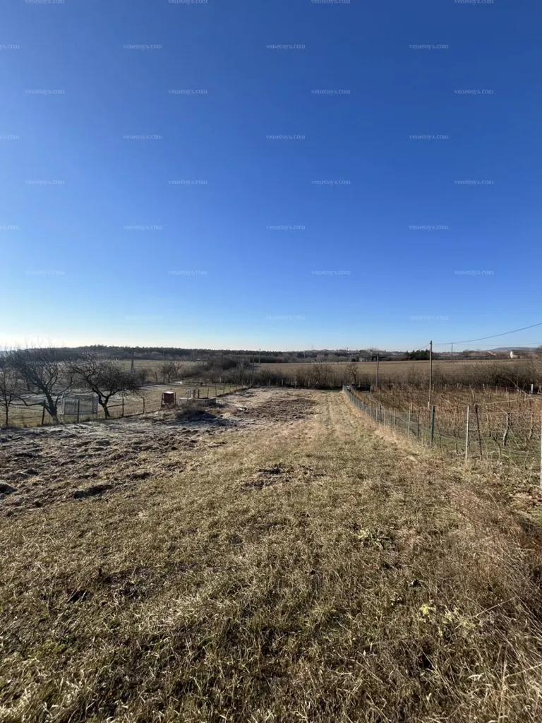 Giardino - Agricultural Plot with Views in Várpalota