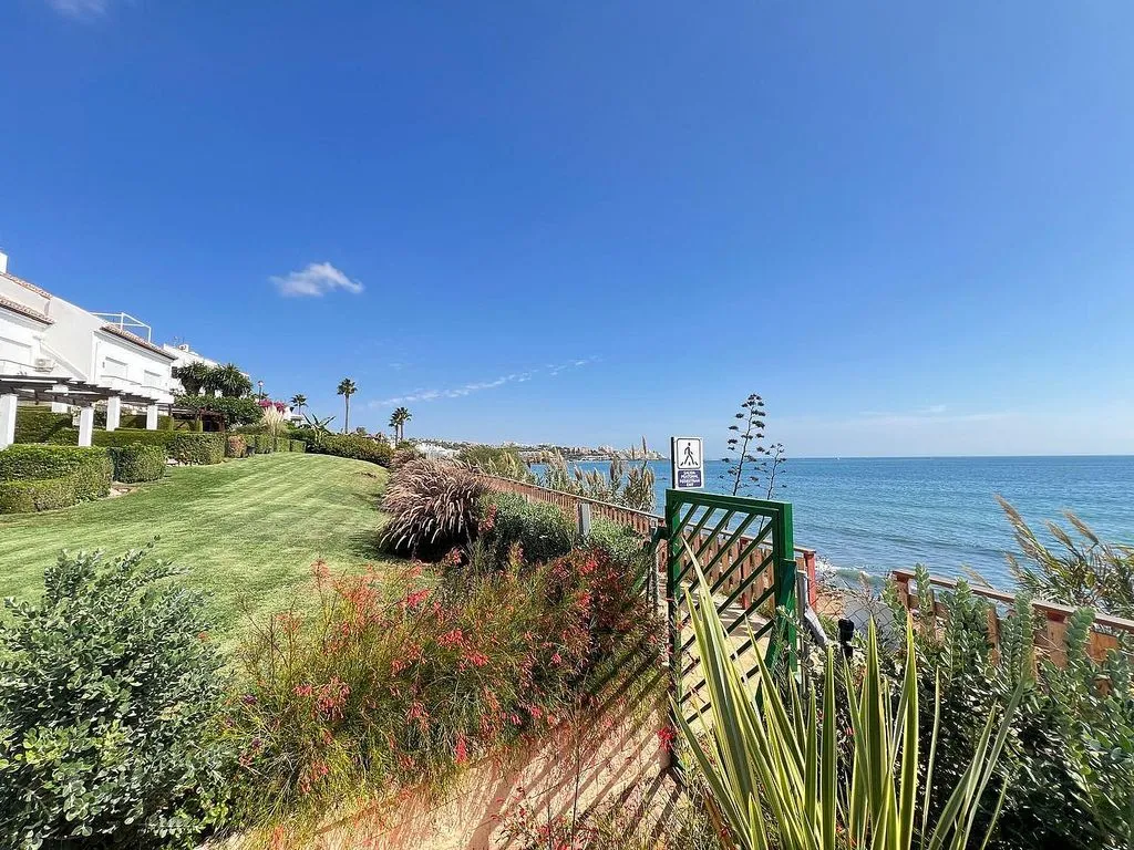 Jardin - Semi-detached House with Pool on National Road