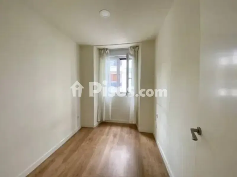 Ingresso - Reformed Flat with Large Windows in Urkizu