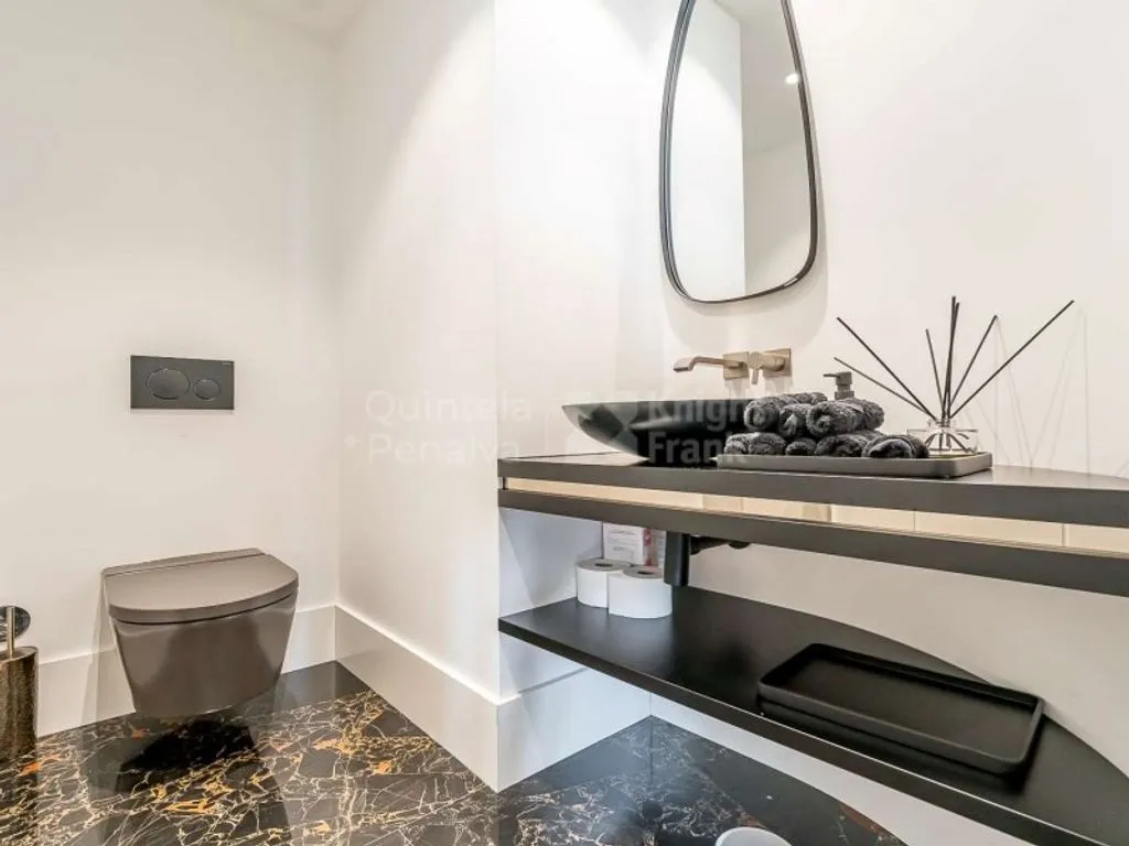 Bathrooms - Luxury Apartment with River View in Chiado, Lisbon