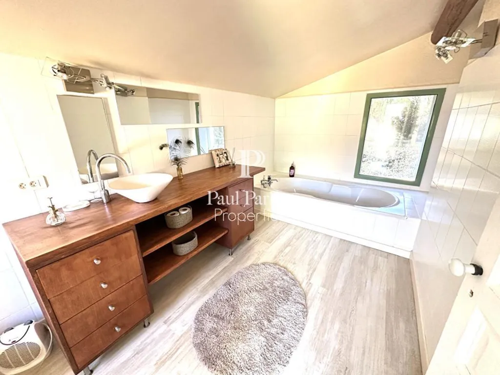 Salles de bain - Villa Luxueuse avec Piscine à Grans