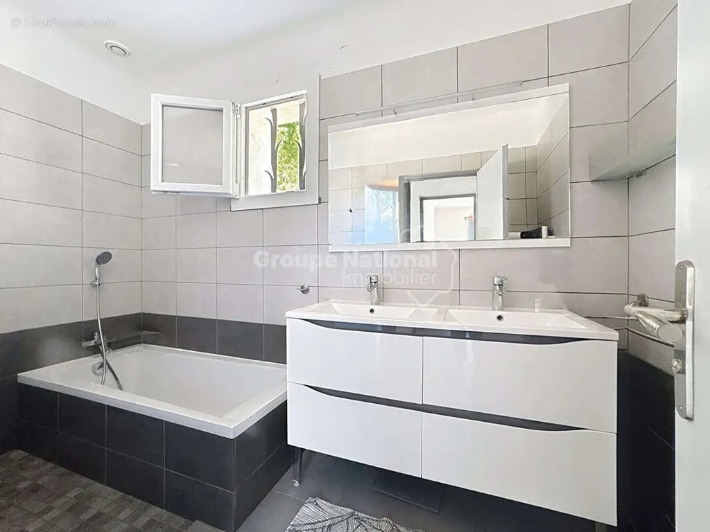 Bathrooms - Renovated Villa with Pool in Cheval-Blanc