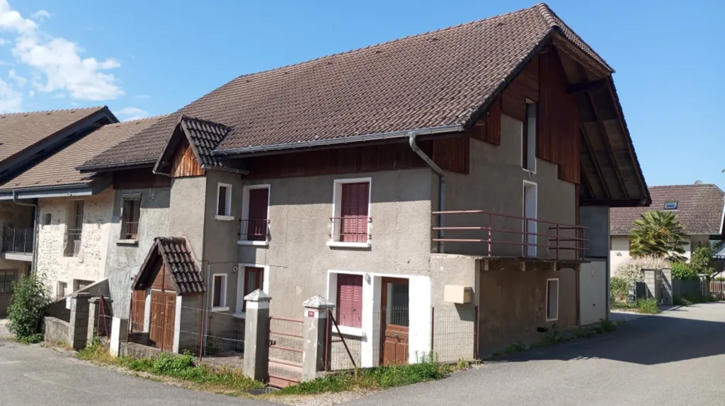 Extérieur - Maison en 2 Logements avec Cour à Yenne