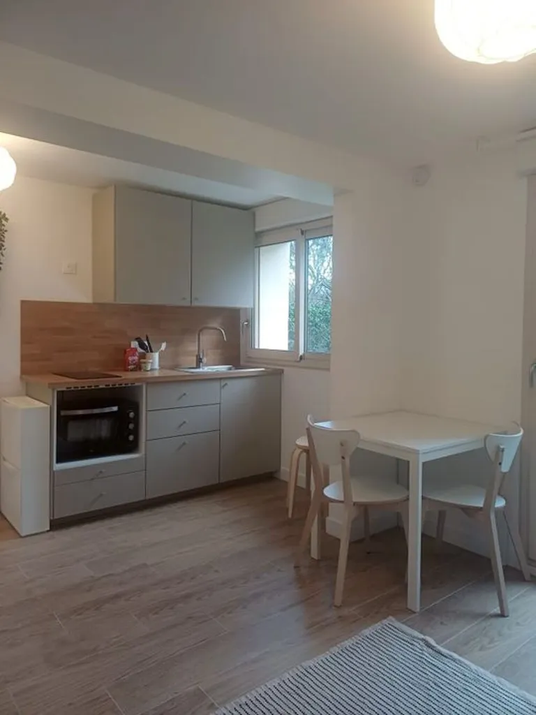Cuisine - Studio Meublé avec Balcon à Poissy