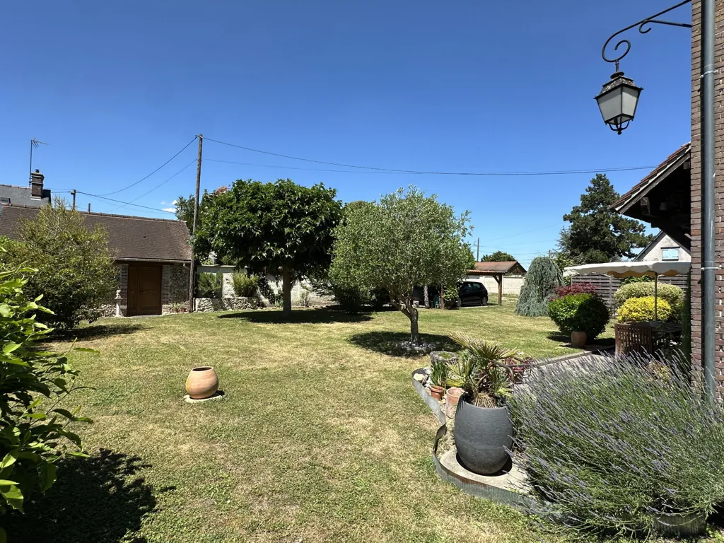 Aed - Charming 8-Piece House with Garden in Croth