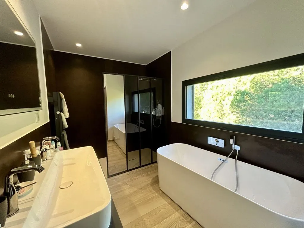Salles de bain - Maison Luxueuse avec Piscine à Agde