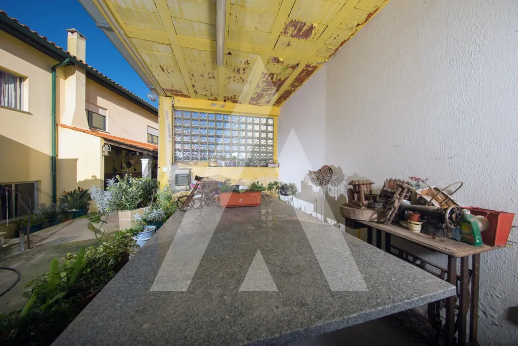 Terrass - House with Commercial Space in Figueiró do Campo