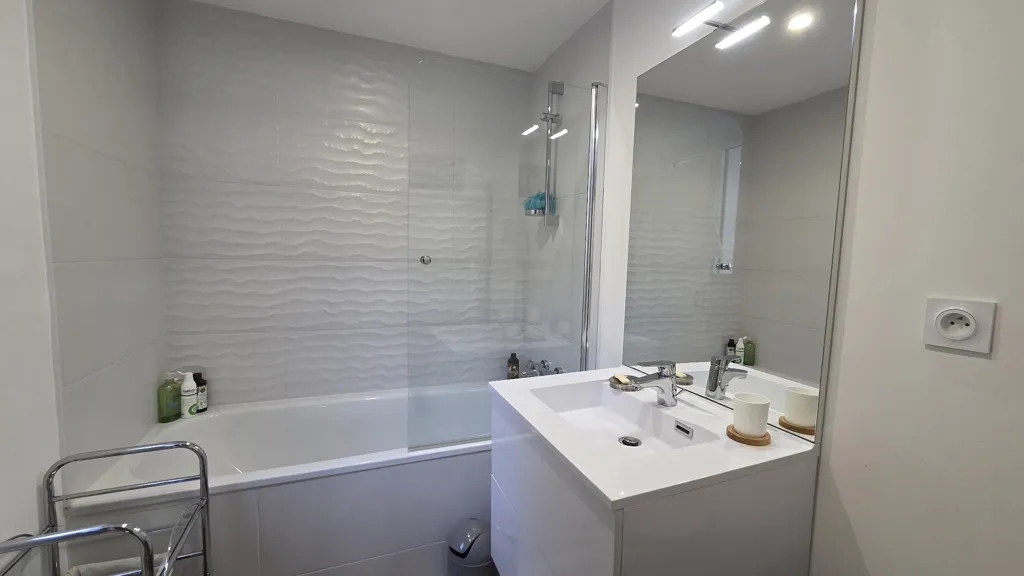 Salles de bain - Appartement Rénové avec Jardin à La Baule