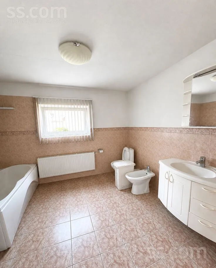 Vannitoad - House with Development Potential in Bieriņi, Riga