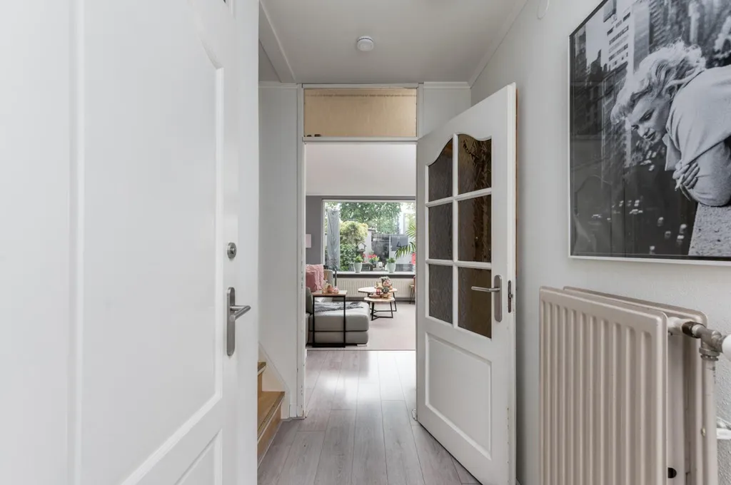 Esik - Spacious 5-Bedroom House with Deep Garden in Almere