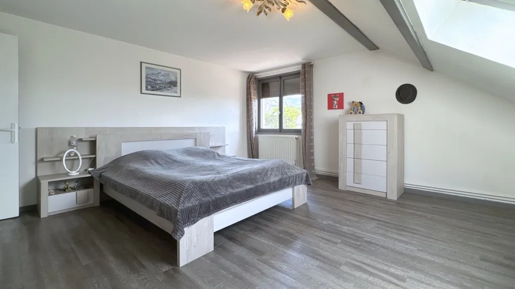 Chambres - Maison au Calme avec Terrasse et Piscine à Gruffy