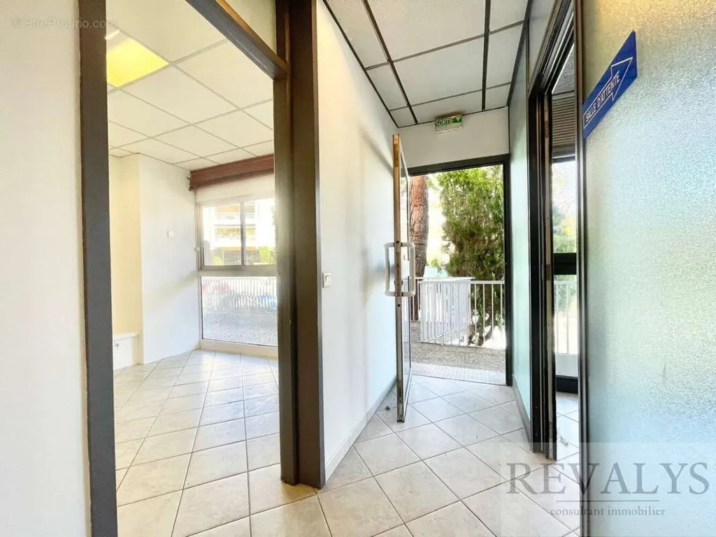 Entrée - Local Commercial à Antibes, Proche Centre Ville