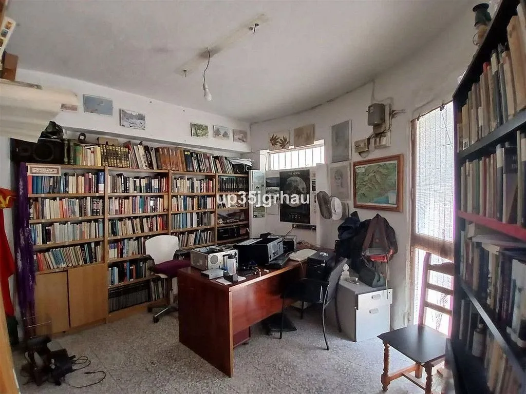 Bureau - Chalet for Renovation with Terrace in Estepona