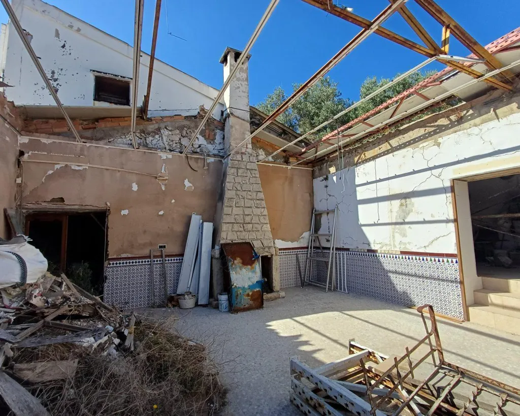 Jardin - Country Property with Hostel Potential in Oliva
