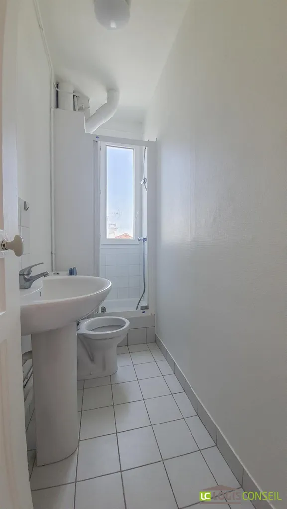 Salles de bain - Appartement 2 Pièces avec Parking à Antony