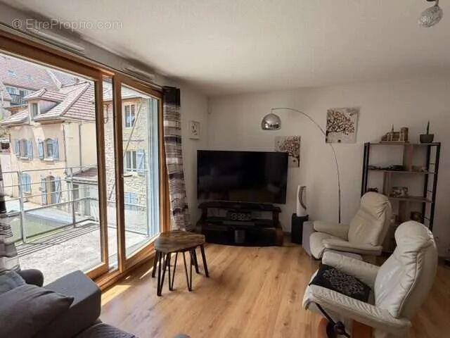 Séjour - Appartement avec balcon et garage à Pontarlier
