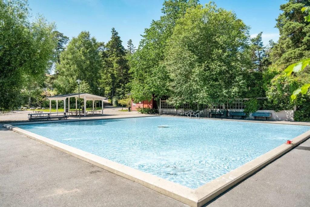 Piscina - Terrace Flat in Kärrtorp with Garden Access