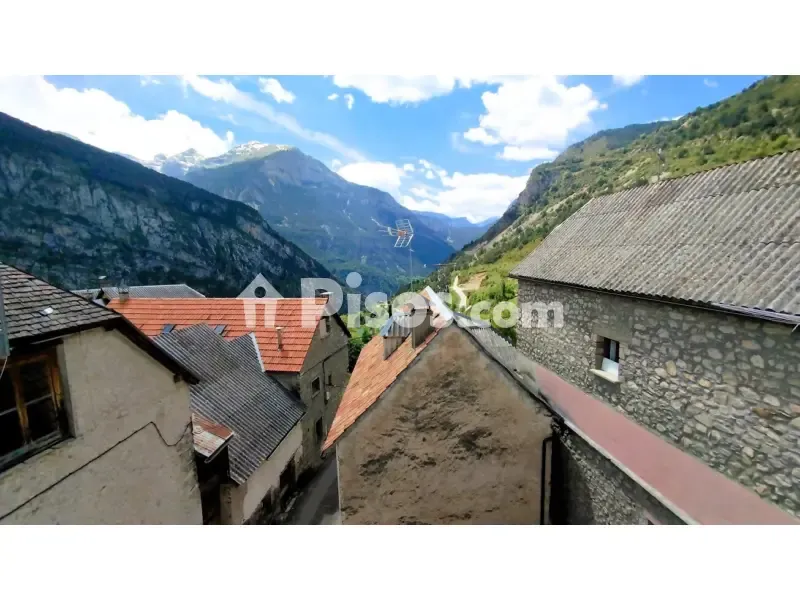 Spacious House with Mountain Views in Sin