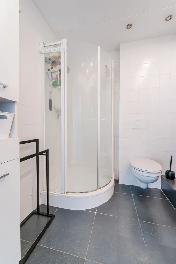Salles de bain - Bright Two-Bedroom Flat with Panoramic View in Haarlem