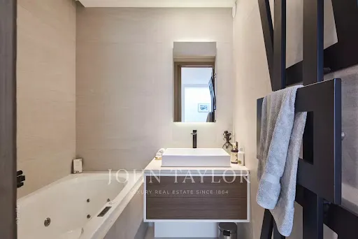 Salles de bain - Villa Contemporaine avec Vue Panoramique à Antibes