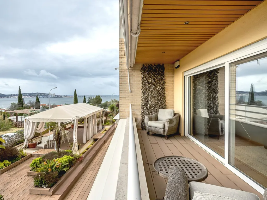 Rõdu - Duplex Apartment with River View in Algés