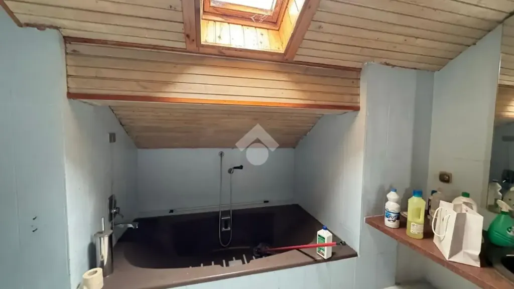 Salles de bain - Mansard Apartment with Central Location in Marano Ticino