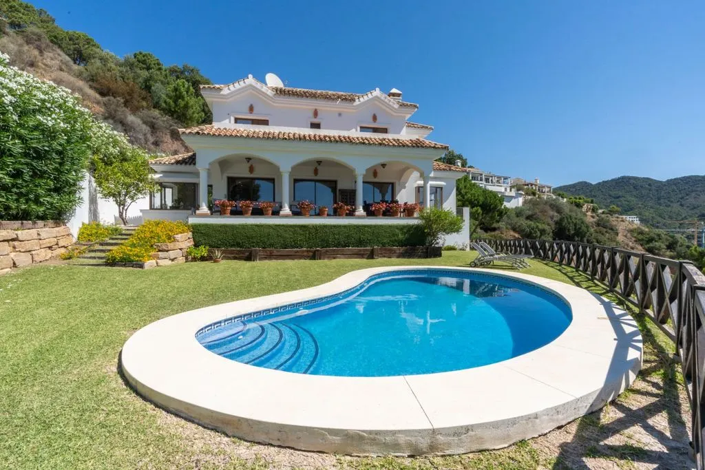 Piscine - Luxury Villa with Sea Views in Benahavis