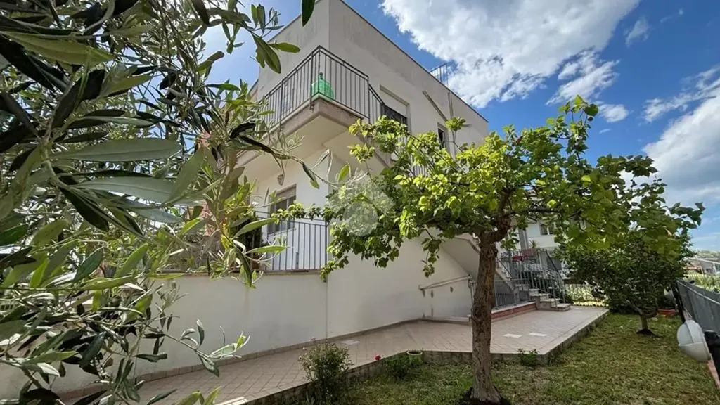 Välivaade - Semi-detached House with Garden in Pineto