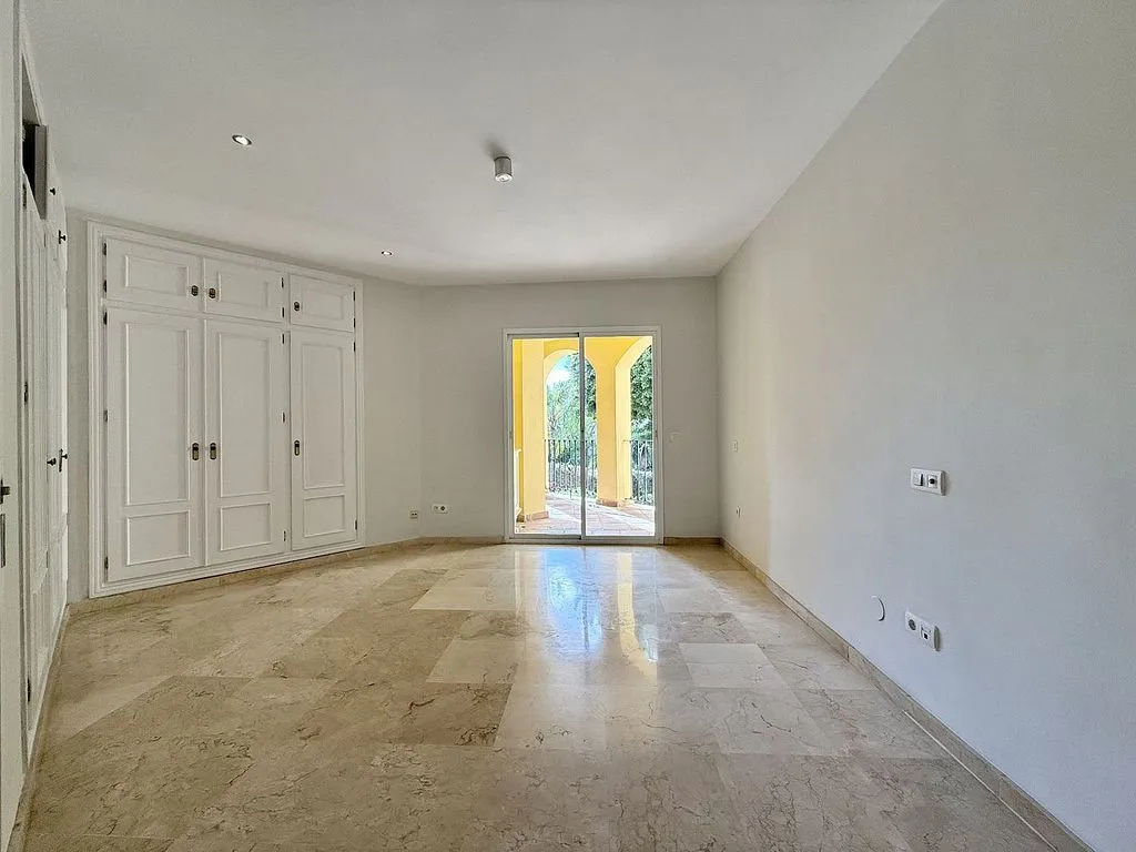 Rooms - Apartment with Pool and Golf View in Guadalmina Alta