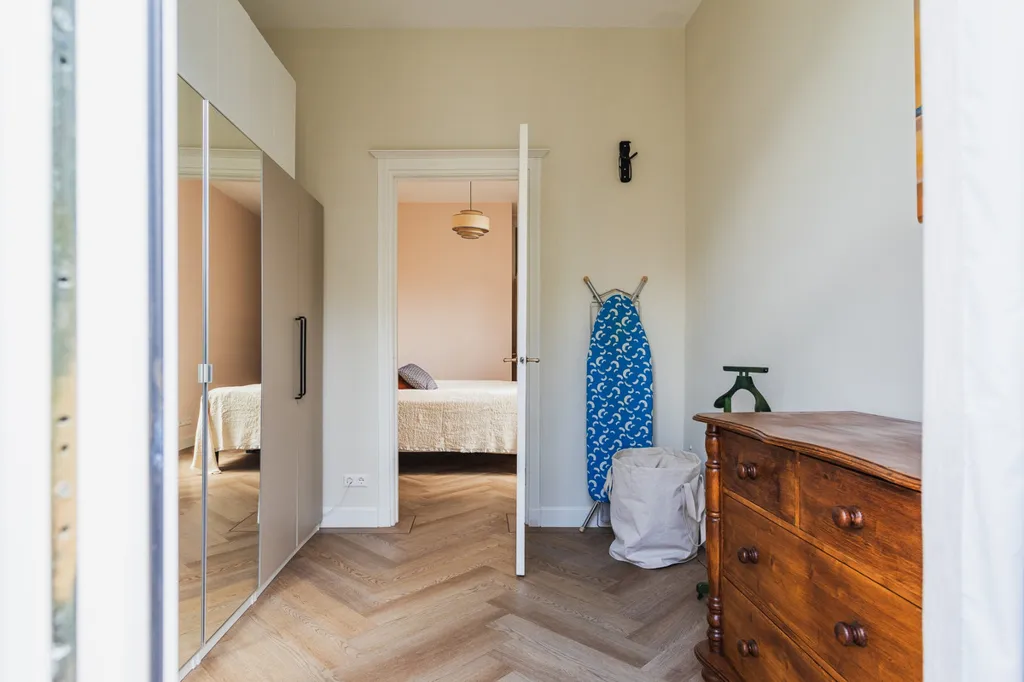 Esik - Renovated Upper-Floor Apartment in Duinoord