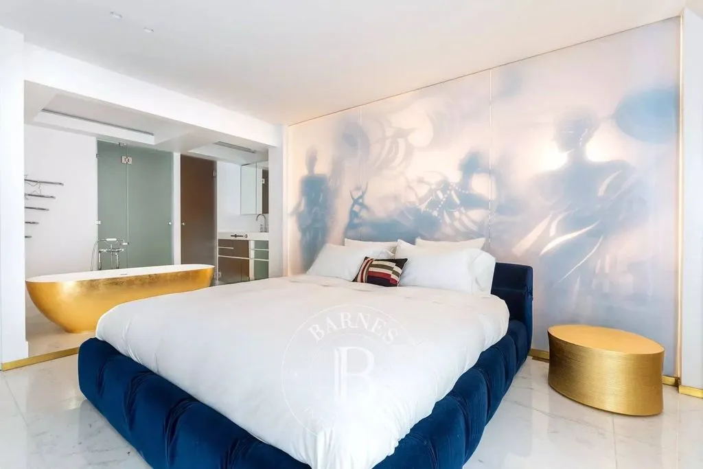 Bedrooms - Luxury Duplex with East-West View in Paris 7th