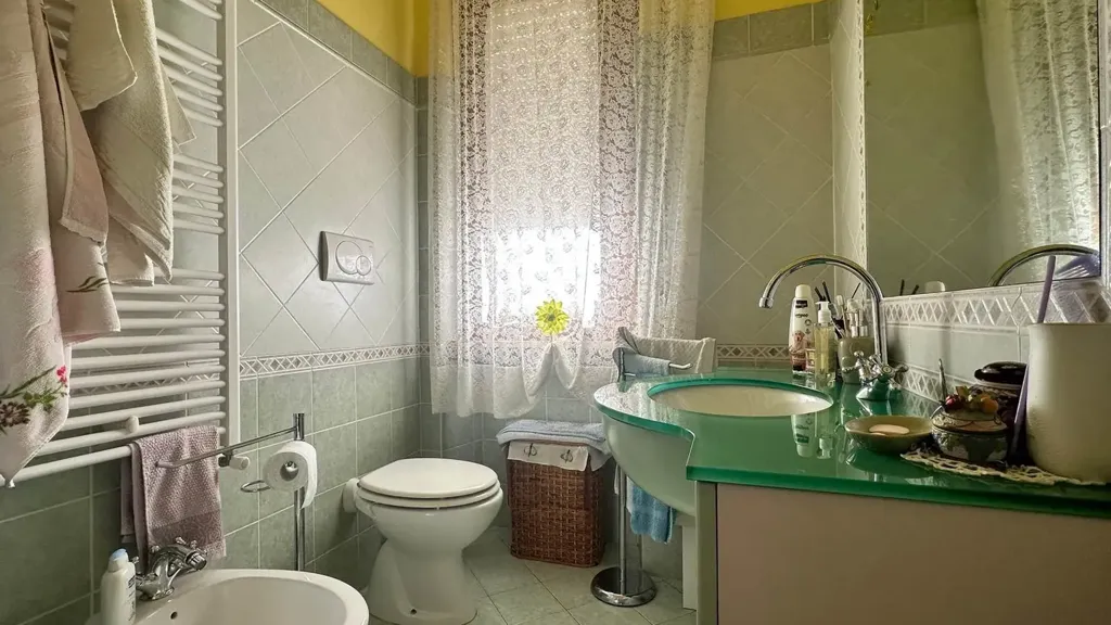 Salles de bain - Quadrilocale with Balcony in Campiglia Marittima