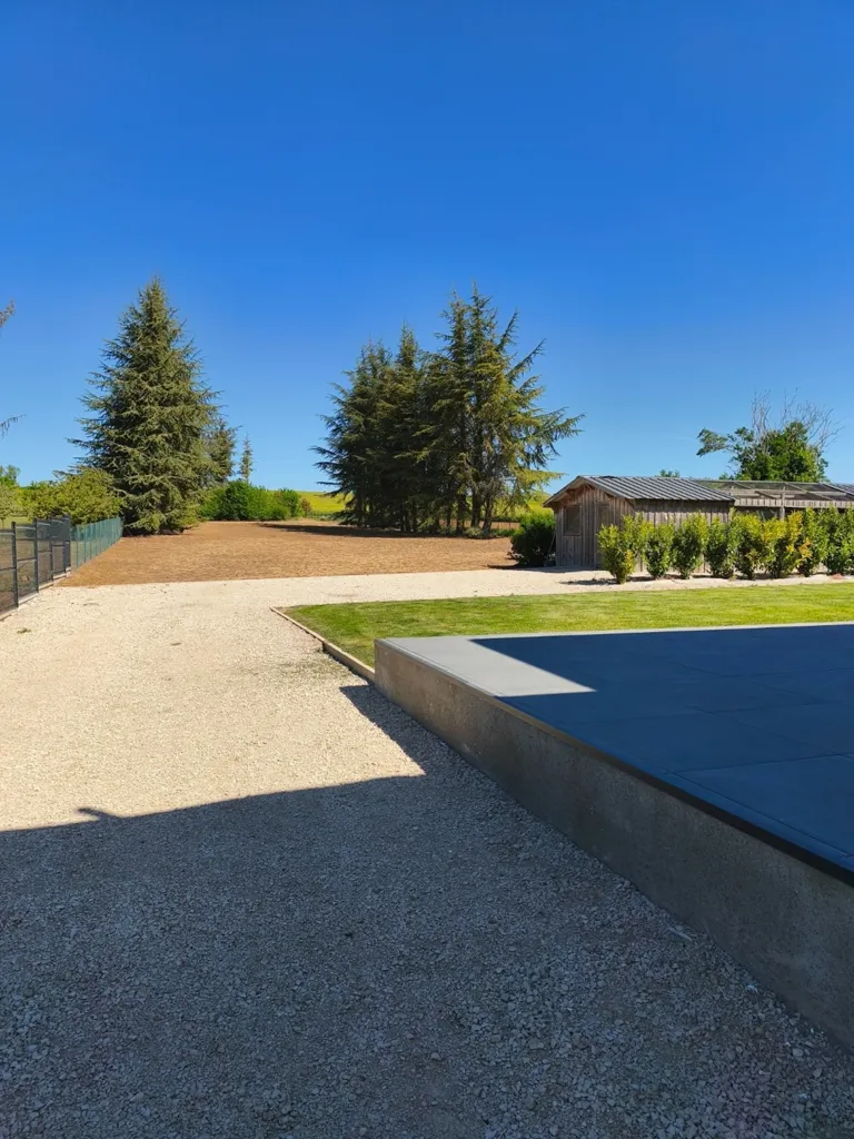 Extérieur - Maison Contemporaine avec Terrasse dans un Environnement Calme