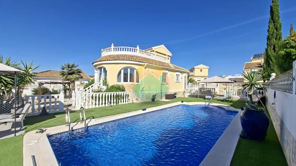 Piscina - South-Facing Villa with Pool in Camposol