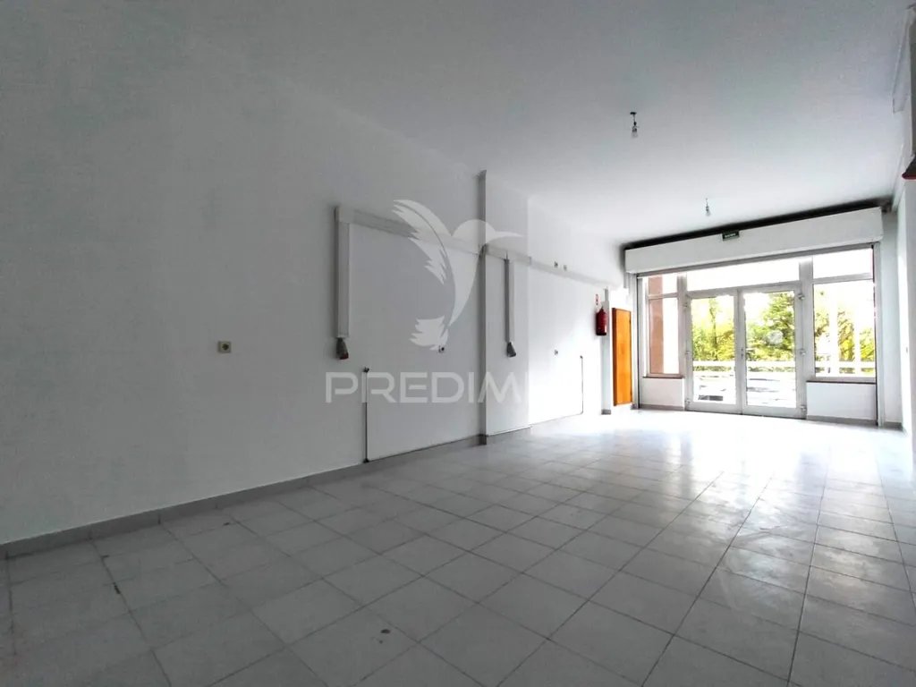 Toad - Commercial Space with High Visibility in Belas