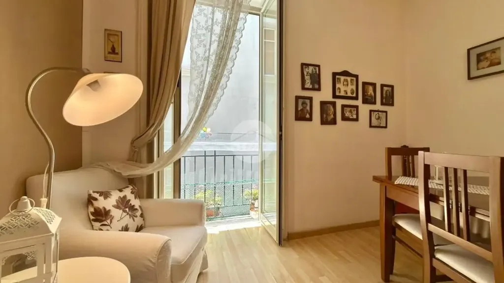 Sala da pranzo - Rearranged Apartment with Balcony in Naples