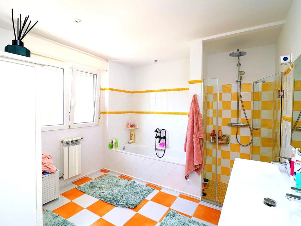 Bathrooms - Luxury Villa with Pool in Playas de Orihuela