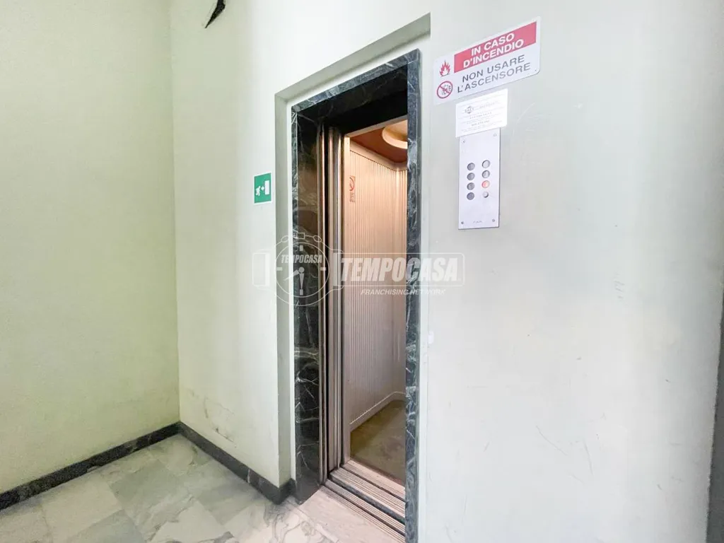 Esik - Trilocale with Terrazzo in Central Turin