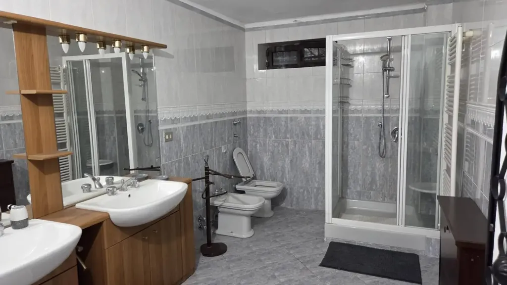 Salles de bain - Historic Building Apartment with Private Parking in Milan