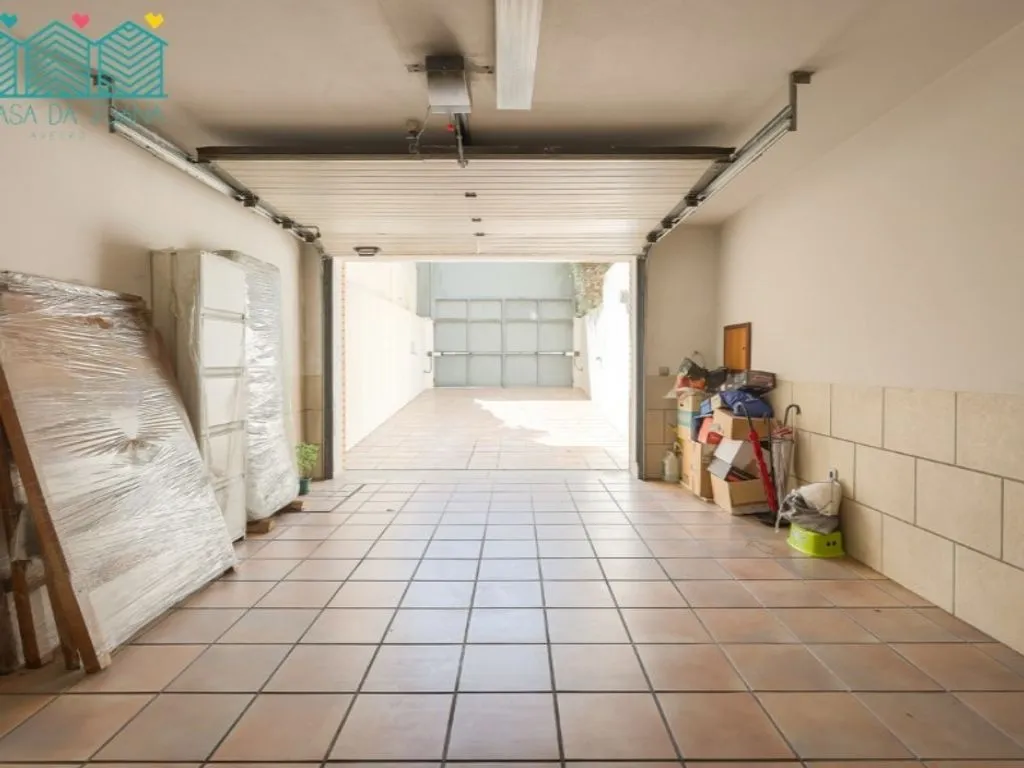 Garage - Luxury Villa with Pool in Aveiro
