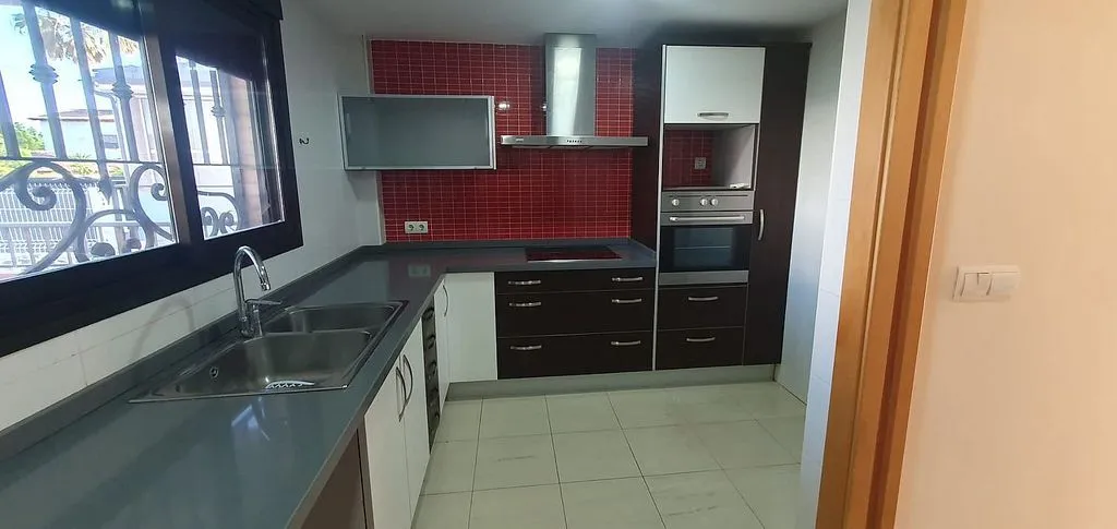 Cuisine - Pareded Chalet with Garden in Gandia