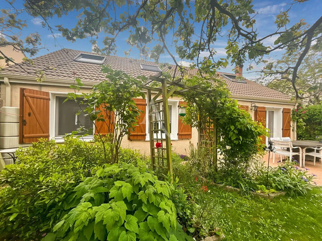 Aed - House with Garden in Vauréal