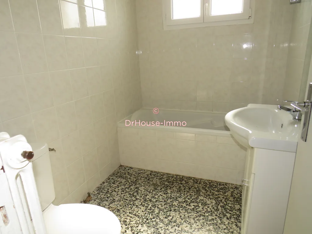 Salles de bain - Maison avec Deux Appartements à Longvic