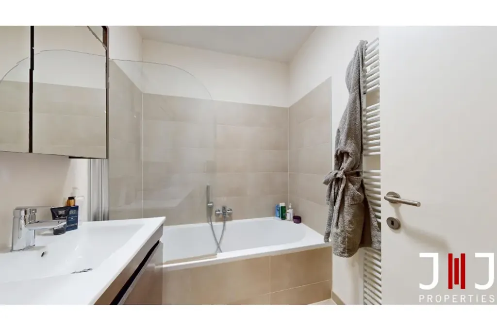 Salles de bain - Appartement 2 Chambres avec Jardin à Woluwe-Saint-Lambert