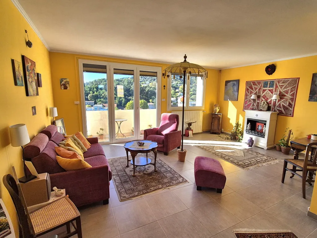 Elutuba - Top-Floor Apartment with View in Alès
