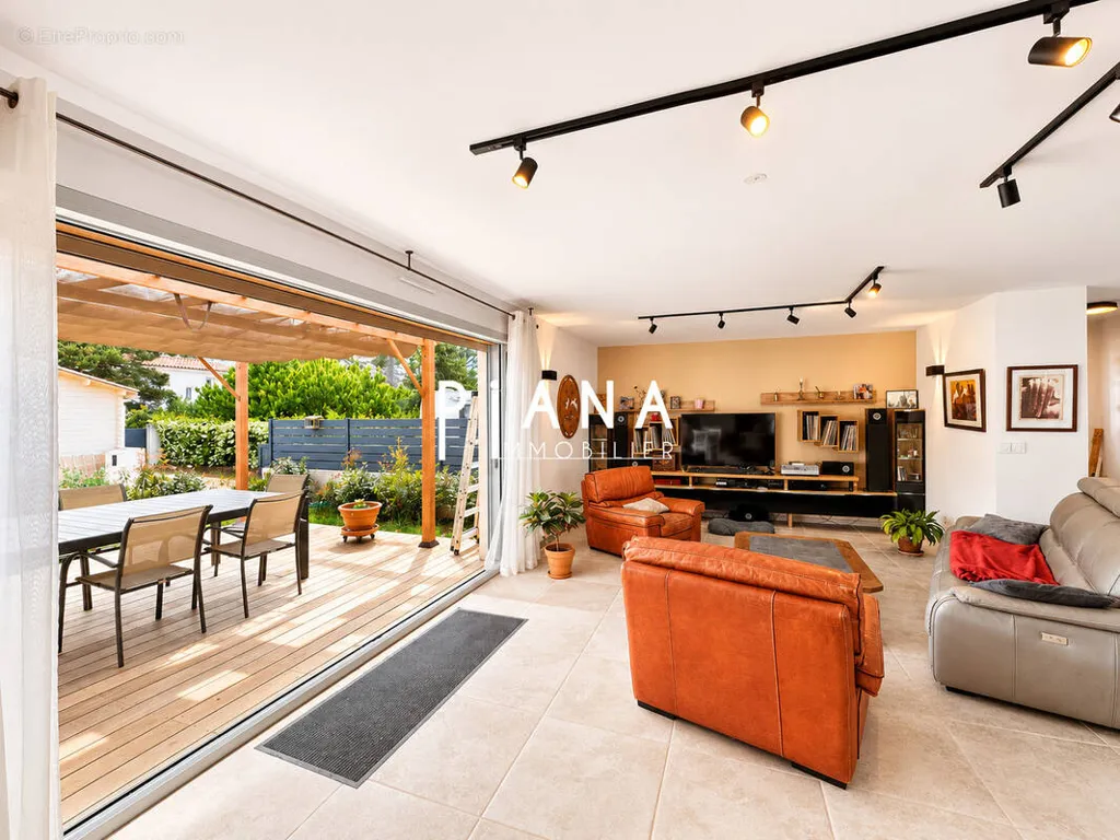 Terrass - Eco-Friendly Villa with Pool in Saint-Zacharie