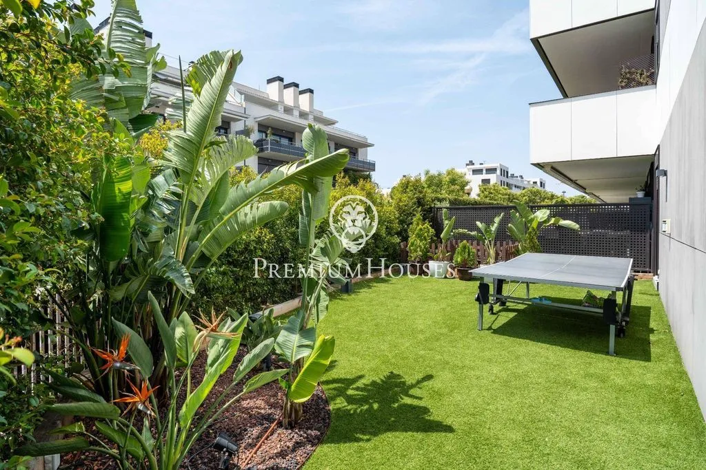 Aed - Corner Flat with Pool in Sitges