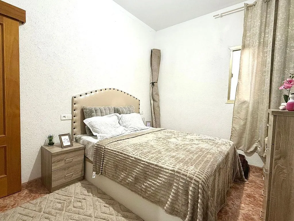 Chambres - 2-Bedroom Apartment with Potential in Luchana