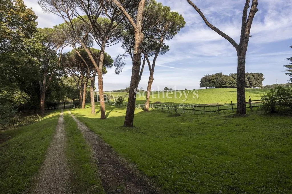 Jardin - 17th-Century Villa with Private Chapel in Rome